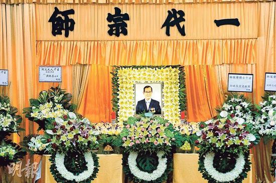 灵堂布置庄严，中央牌匾“一代宗师”四个大字，林家声在遗照中戴着三个勋章；特首梁振英致送的花圈放置在显眼的位置。