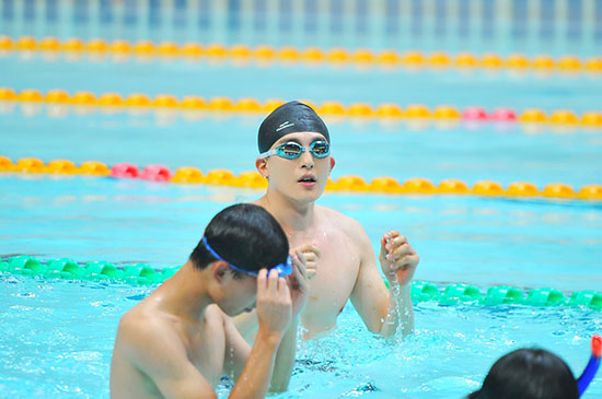 《上学啦》孙艺洲泳裤出镜 大展好身材