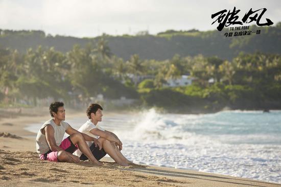 彭于晏窦骁垦丁沙滩谈心