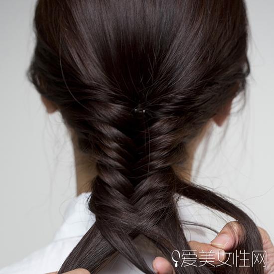 夏日流行鱼尾辫 清爽女神学起来|鱼尾辫|编发_新浪时尚_新浪网