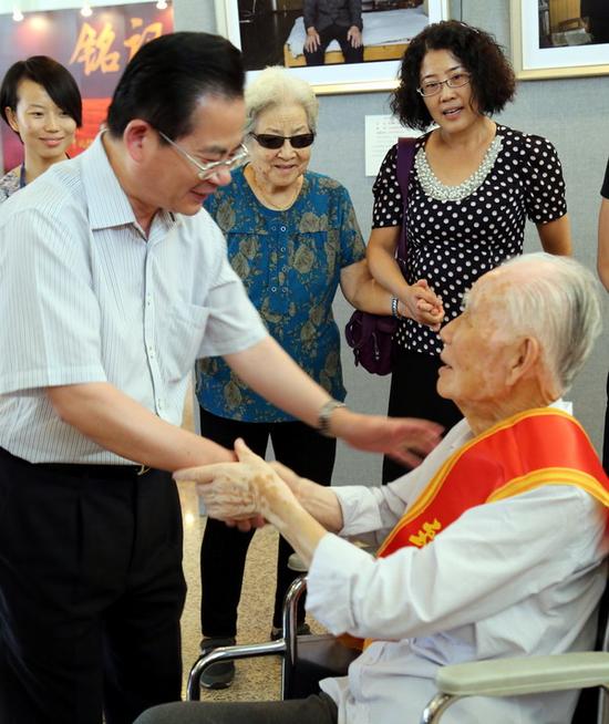 民革中央副主席刘家强慰问抗战老兵李蓼源