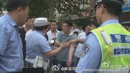 郑州男子质疑交警贴条 因说太缺德被带走