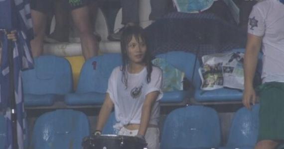玲玲雨中为富力助阵