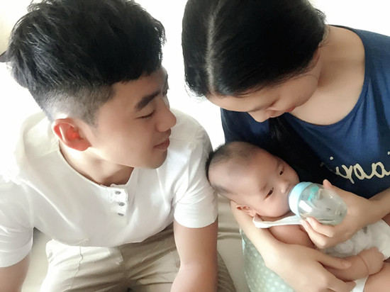 黄英七夕晒全家福照 幸福温馨羡煞旁人