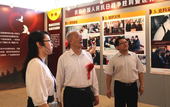 全国政协原副主席，民革中央原第一副主席厉无畏参观展览。