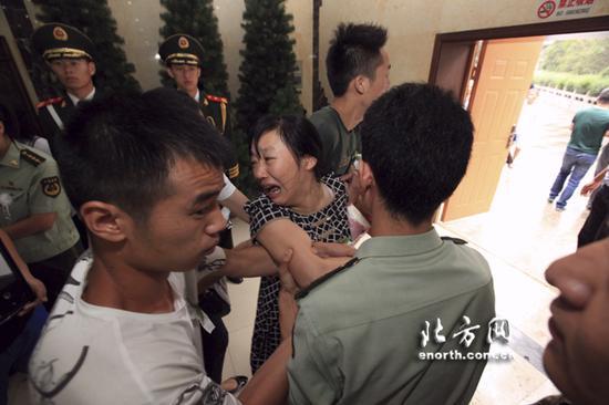 再让妈妈看一眼