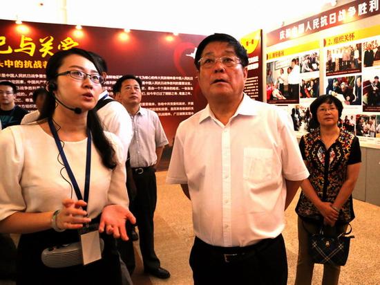 民革中央副主席修福金参观展览