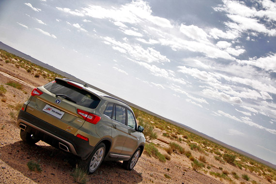 姑娘你为何低眉垂目 试CS75四驱版