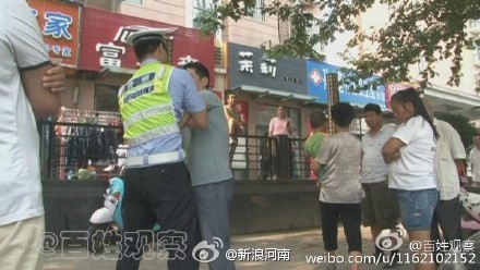 郑州男子质疑交警贴条 因说太缺德被带走