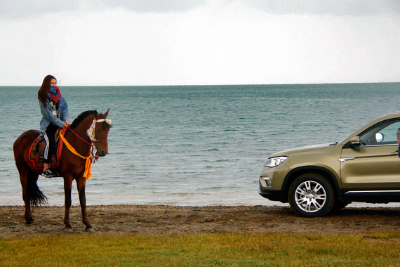 姑娘你为何低眉垂目 试CS75四驱版