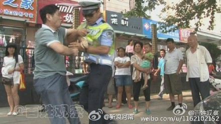 郑州男子质疑交警贴条 因说太缺德被带走