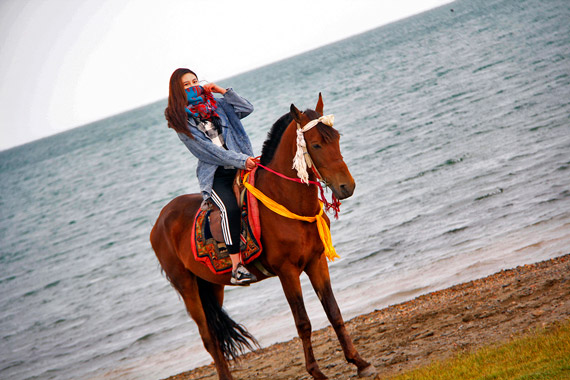 姑娘你为何低眉垂目 试CS75四驱版