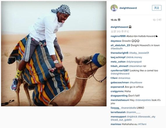 霍华德自己晒出的骑骆驼照片