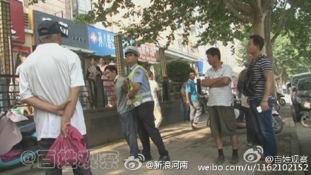郑州男子质疑交警贴条 因说太缺德被带走
