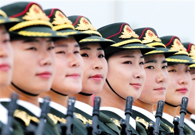 北京城郊某训练基地，参加中国人民抗日战争暨世界反法西斯战争胜利70周年阅兵的万名官兵进行最后的冲刺训练。图为参训女兵在阅兵村进行训练。新华社记者 李刚 摄