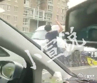 疑因乱变道 上海宝马男高架猛揍的哥 