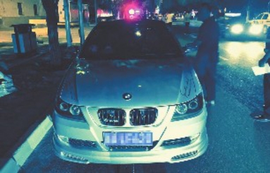 图为由力帆非法改装成的“宝马”轿车。