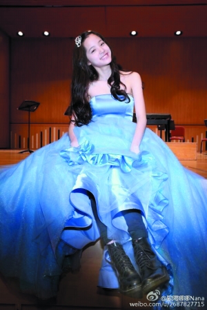 不习惯穿高跟鞋的欧阳娜娜，在高级礼服内穿的是马丁靴。