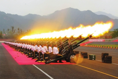 礼炮部队在京郊某训练基地进行实弹鸣放演练.武警供图