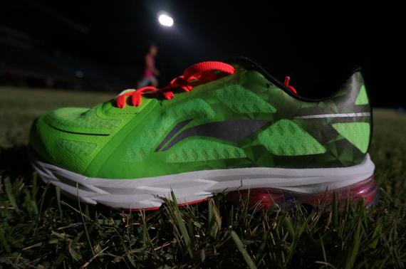 李宁环弓二代跑鞋。