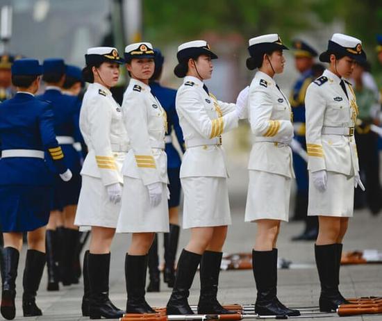 女兵训练图