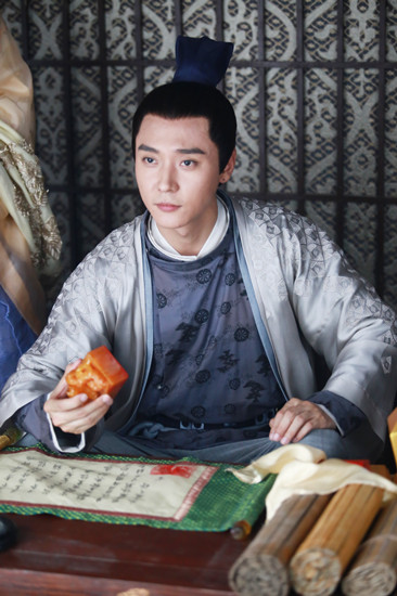 张丹峰东方护"骨头"新浪娱乐讯 昨晚,热播近2个多月的古装玄幻大剧