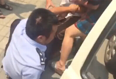 四川教授夫妇骂交警