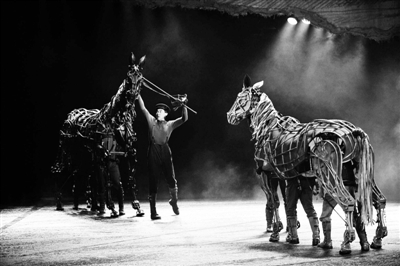 舞台剧《战马》昨天在国家话剧院,两个马偶表演片段亮相.