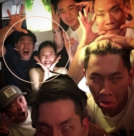 8月25日,韩国歌手dj friz在sns上分享雪莉,崔子和一群朋友的合照,写道