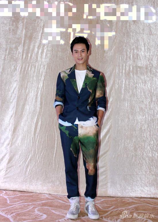 茅子俊亮相时装秀态度鲜明玩转时尚范