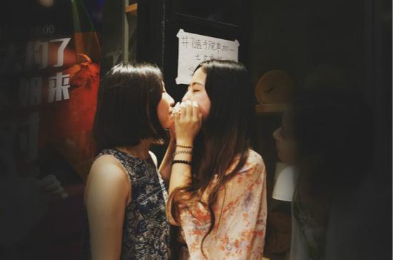 　游戏惩罚之一，美女口撕纸巾
