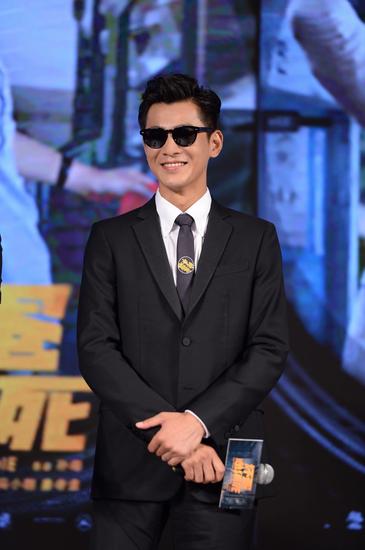 乔振宇酷帅黑超造型