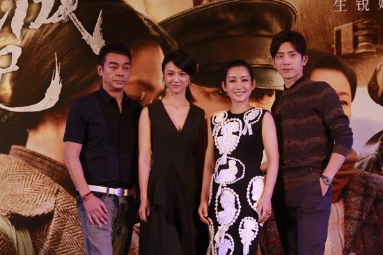 《三城记》主演合影