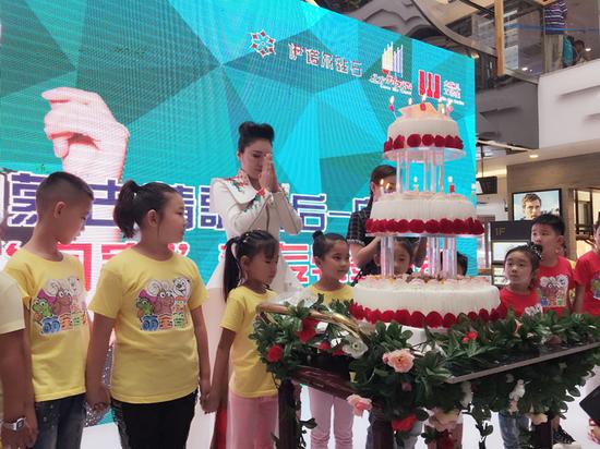 乌兰托娅回乡签唱巧庆生