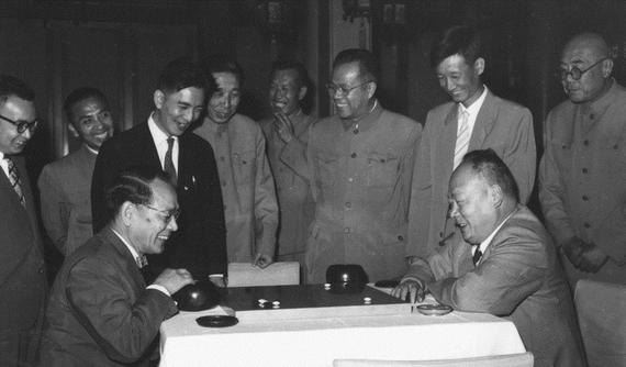 资料图：陈毅元帅与日本友人下围棋