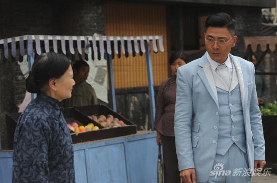 吴其江扮演的罗启明伪装成德籍华裔采矿专家沈绍元奉命潜入日本在中国