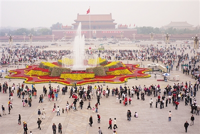 2010年
国庆花坛以“花开盛世”为主题