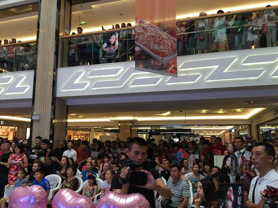 乌兰托娅签唱会现场