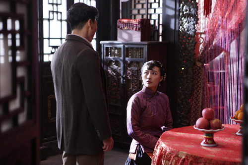 《铁在烧》开播 曲双双诠释多舛命运