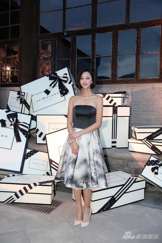 张歆艺出席晚宴水墨画裹胸裙秀身材图