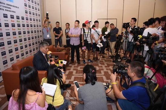 13真维斯国际(香港)有限公司董事长杨勋接受记者群访