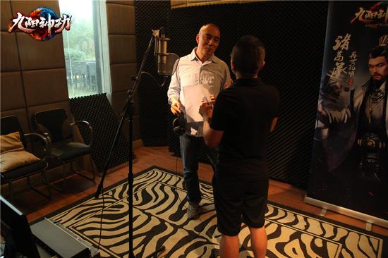 图6（配音师指导语气和发音）