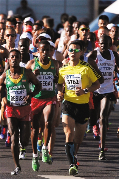 出发3公里，李伟（3762号）就冲到专业选手前面。