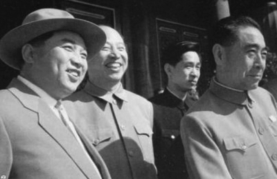 1959年10月1日，建国10周年阅兵，周恩来、金日成在天安门城楼。　　　　　（资料图片）