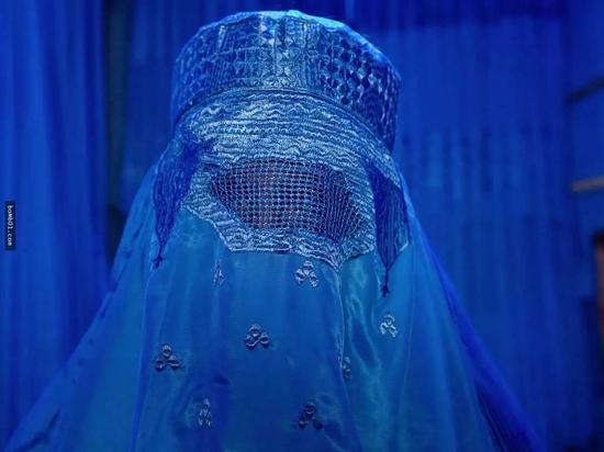 阿富汗伊朗边界(他穿着阿富汗女性罩袍的照片还被法国媒体误以为是"