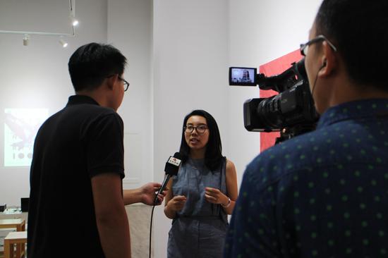 "青年艺术100"执行总监彭玮现场接受采访