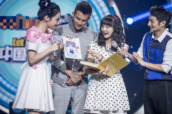 《中国新声代3》谭茜给欧豪 小燕子 李维嘉赠画