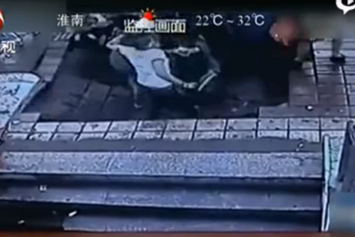 哈尔滨公交站台塌陷：四人瞬间掉巨坑