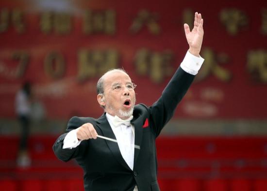 曹鹏在《黄河大合唱》诞生70周年大型歌会上指挥万人大合唱