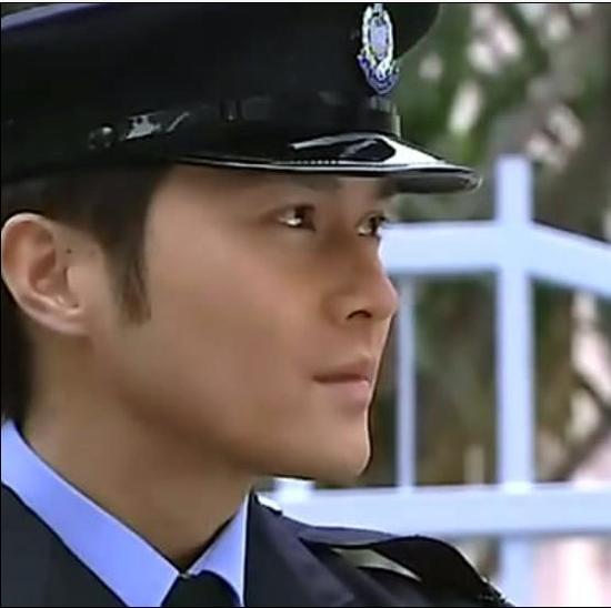 虽然有一张娃娃脸,但也演绎过不少警察角色